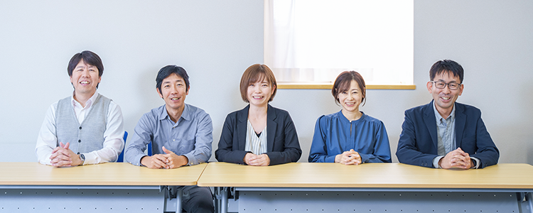 男女5名の写真