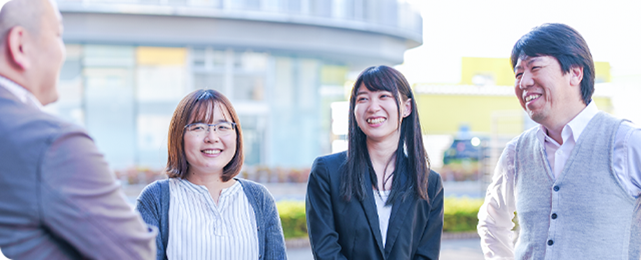 4人の男女の写真